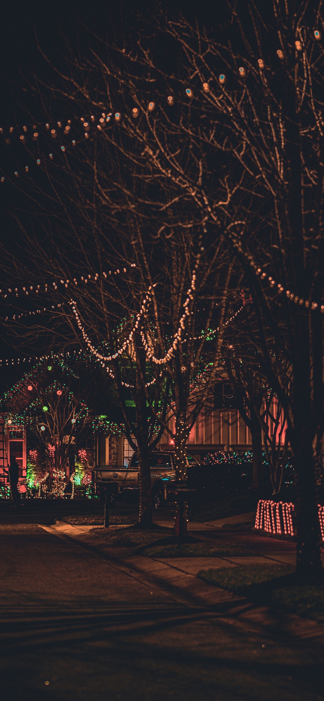 Обои Рождественские огни, гирлянда, уличный фонарь, украшение, орнамент в разрешении 1125x2436