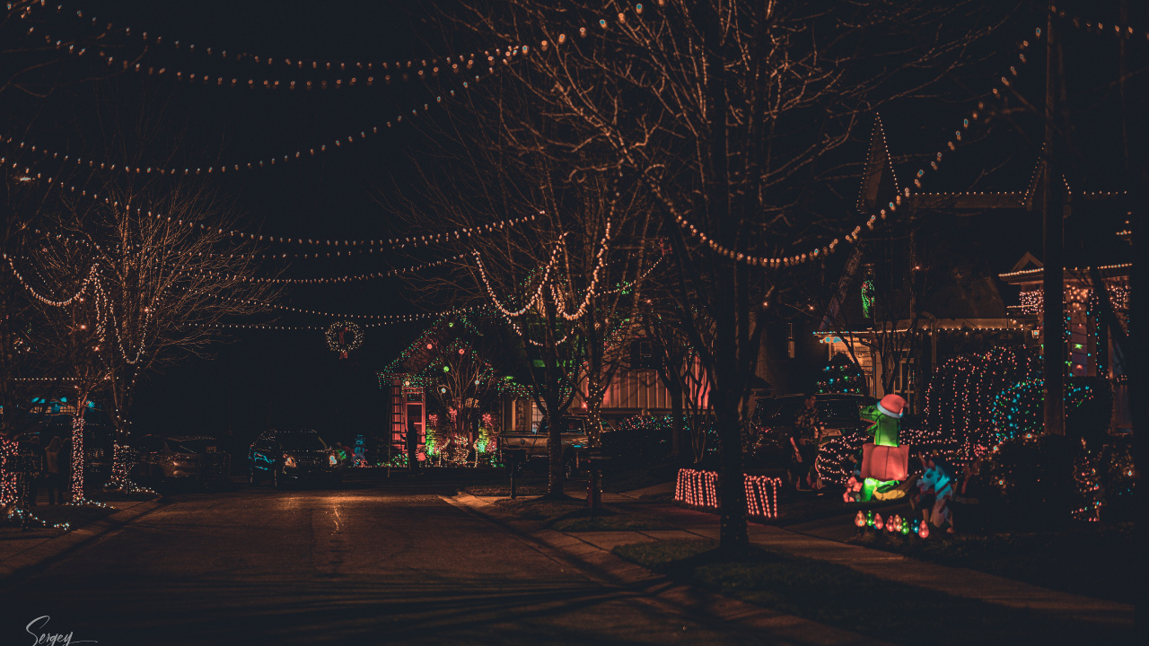 Обои Рождественские огни, гирлянда, уличный фонарь, украшение, орнамент в разрешении 1280x720