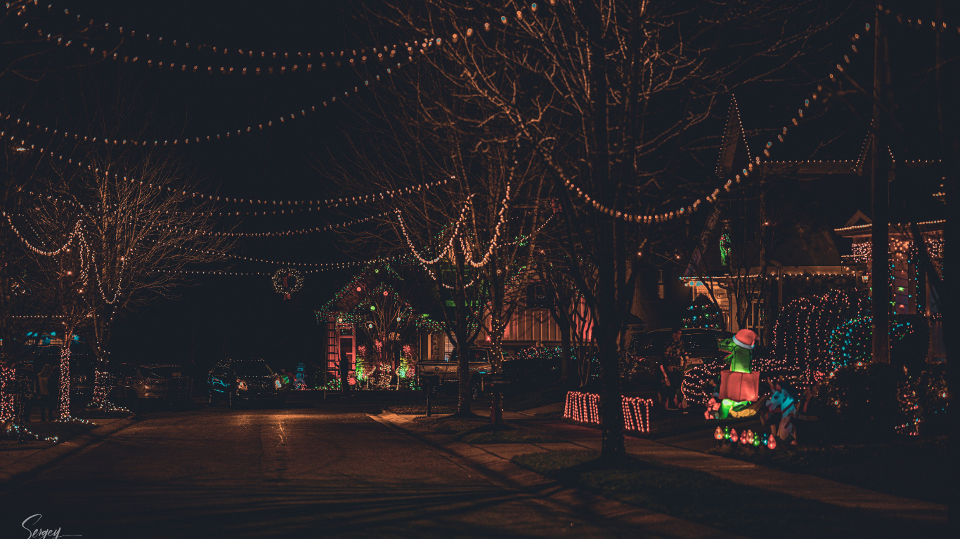 Обои Рождественские огни, гирлянда, уличный фонарь, украшение, орнамент в разрешении 1366x768