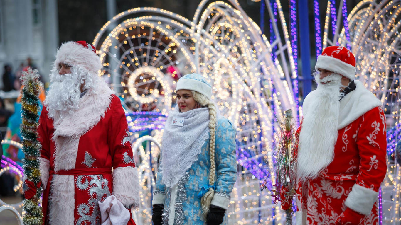 Обои традиция, Дед Мороз, Санта-Клаус, карнавал, Рождественские украшения в разрешении 1366x768