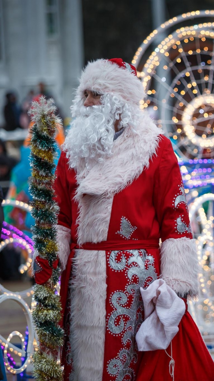 Обои традиция, Дед Мороз, Санта-Клаус, карнавал, Рождественские украшения в разрешении 720x1280