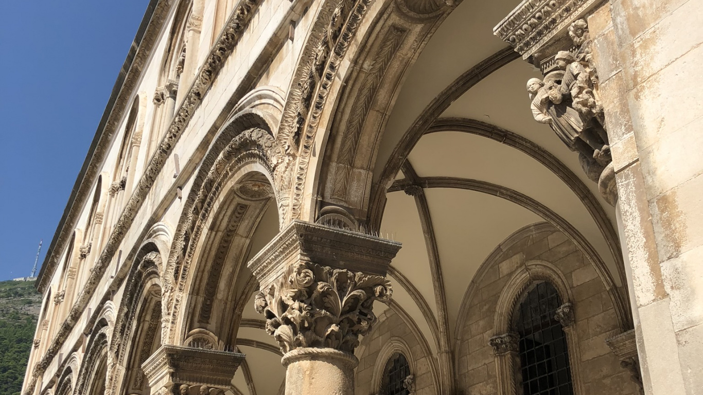 Обои княжеский двор в дубровнике, дворец ректоров, классическая архитектура, историческое место, архитектура в разрешении 1366x768