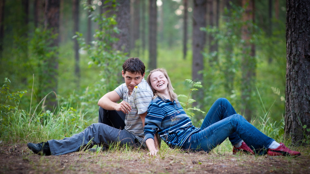 Обои роман, люди, дерево, забава, чувства в разрешении 1280x720