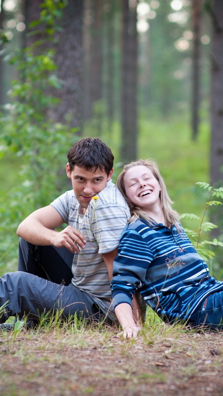 Обои роман, люди, дерево, забава, чувства в разрешении 720x1280