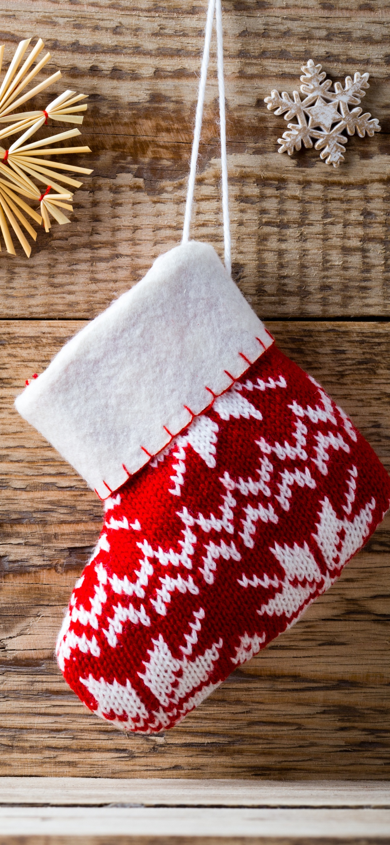 Обои Рождественский день, Рождественские украшения, рождественский орнамент, Рождество, елка в разрешении 1242x2688