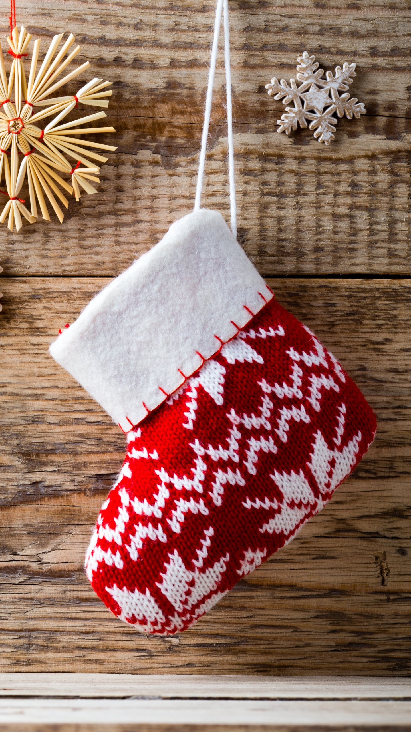 Обои Рождественский день, Рождественские украшения, рождественский орнамент, Рождество, елка в разрешении 1440x2560