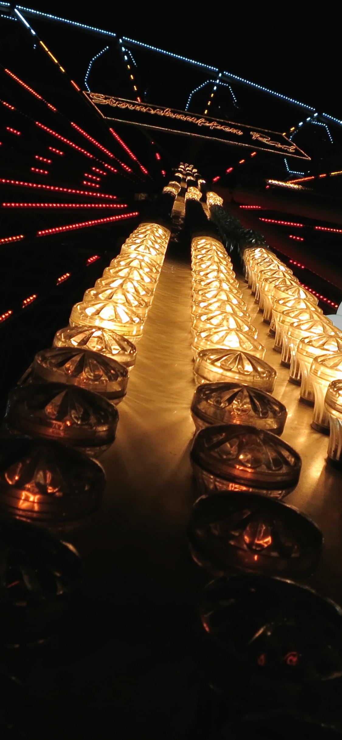 Обои свет, ночь, достопримечательность, освещение, архитектура в разрешении 1125x2436