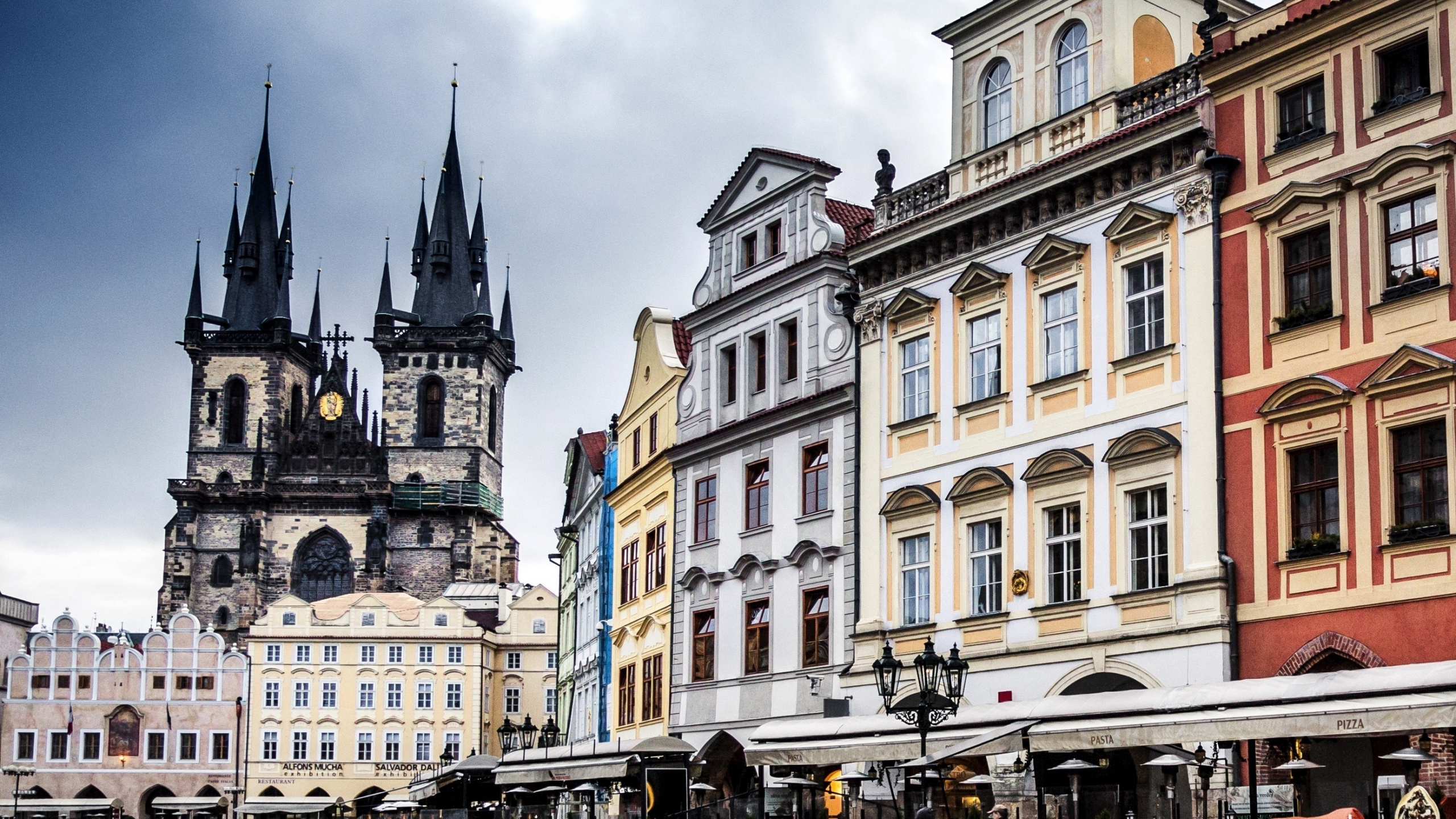 Обои староместская площадь, пражские астрономические часы, Карлов мост, городская площадь, город в разрешении 2560x1440