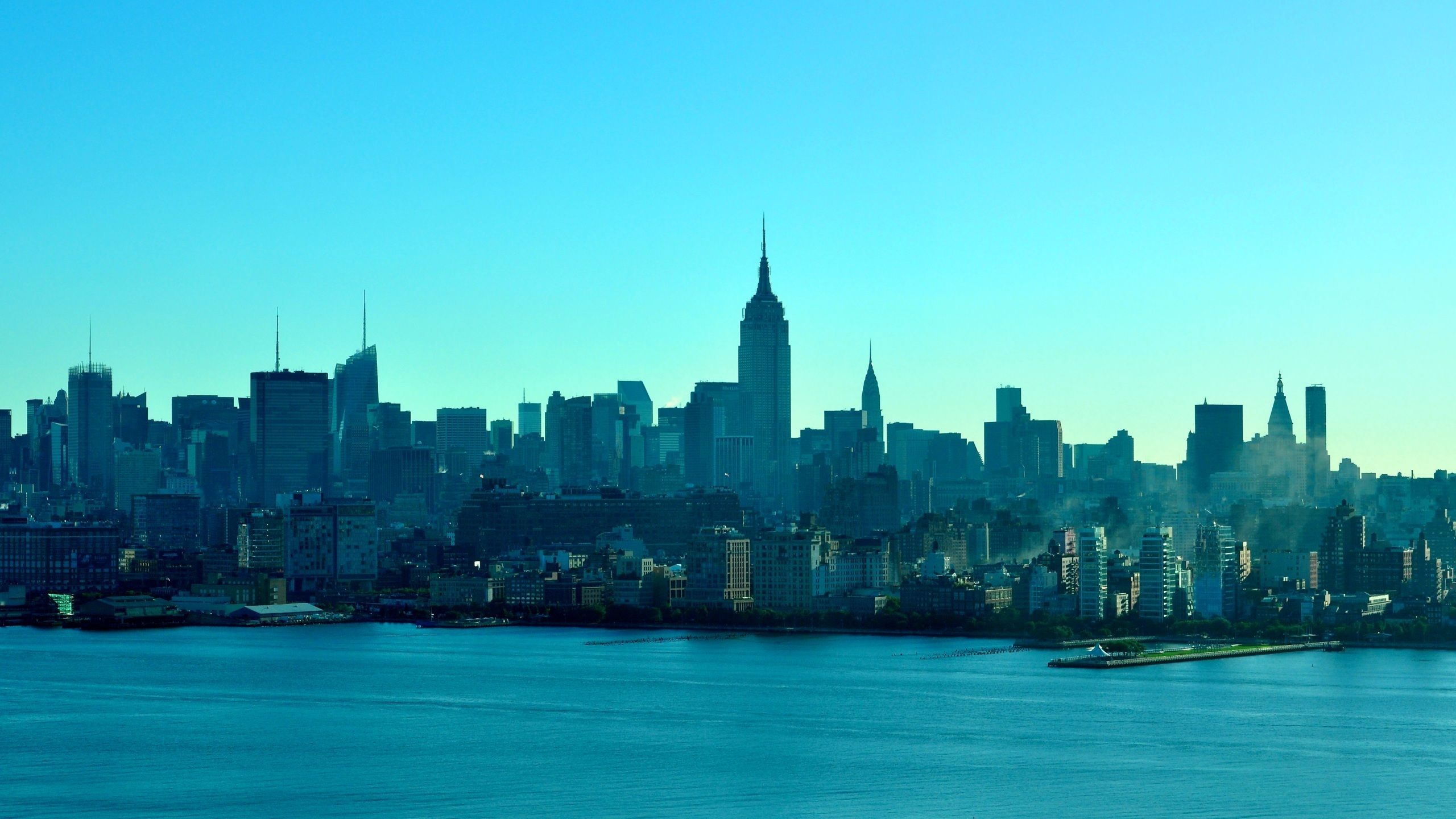 Обои город, линия горизонта, городской пейзаж, дневное время, метрополия в разрешении 2560x1440