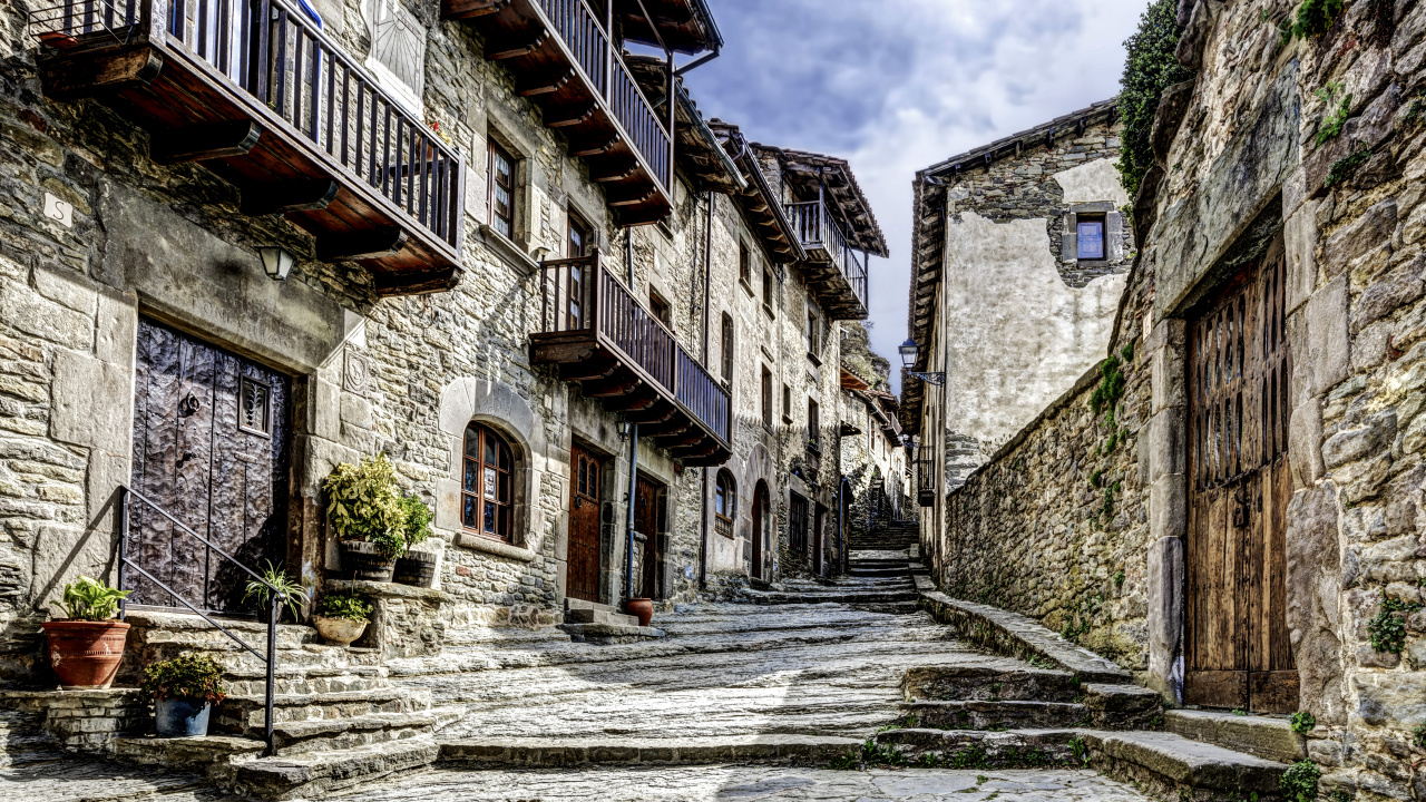 Обои одна улица в Рупите, Рупит, улица, городок, аллея в разрешении 1280x720