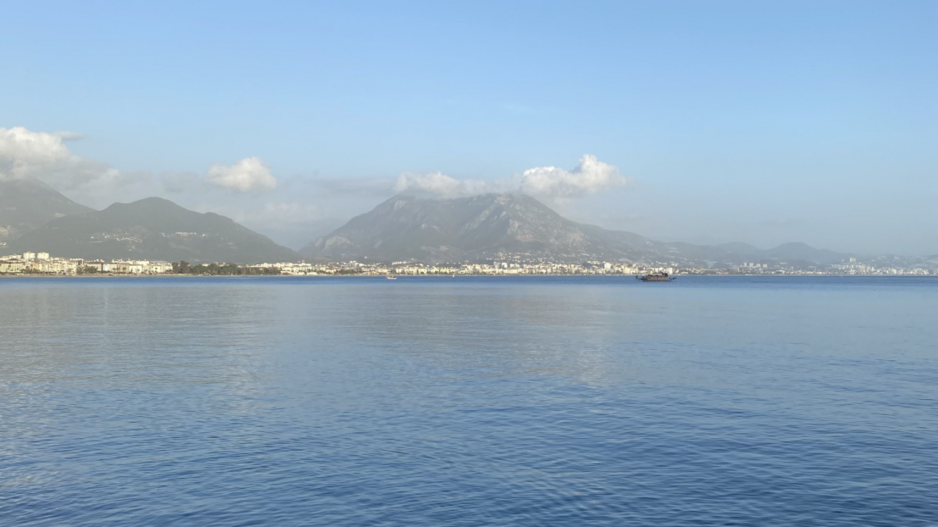 Обои море, вода, облако, лазурный, озеро в разрешении 1366x768