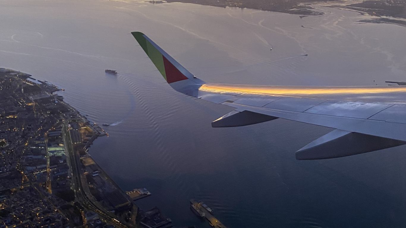 Обои полет, самолет, авиалайнер, авиация, авиакомпания в разрешении 1366x768