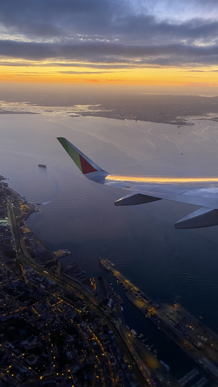 Обои полет, самолет, авиалайнер, авиация, авиакомпания в разрешении 750x1334