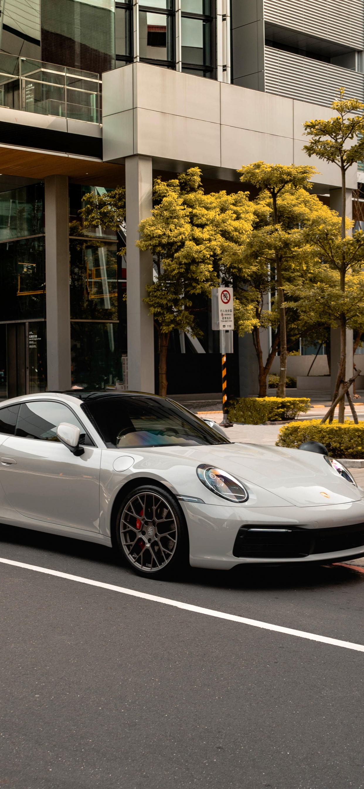 Обои суперкар, легковые автомобили, шина, колесо, капюшон в разрешении 1242x2688