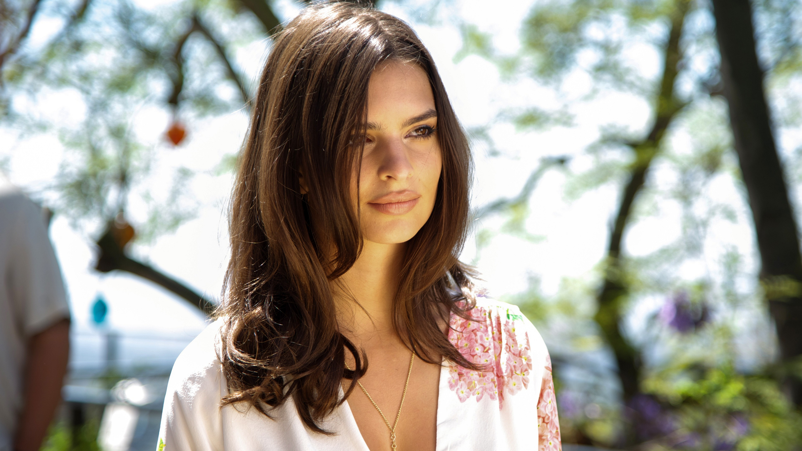 Обои Мы Ваши Друзья, актер, кожа, губа, плечо в разрешении 2560x1440