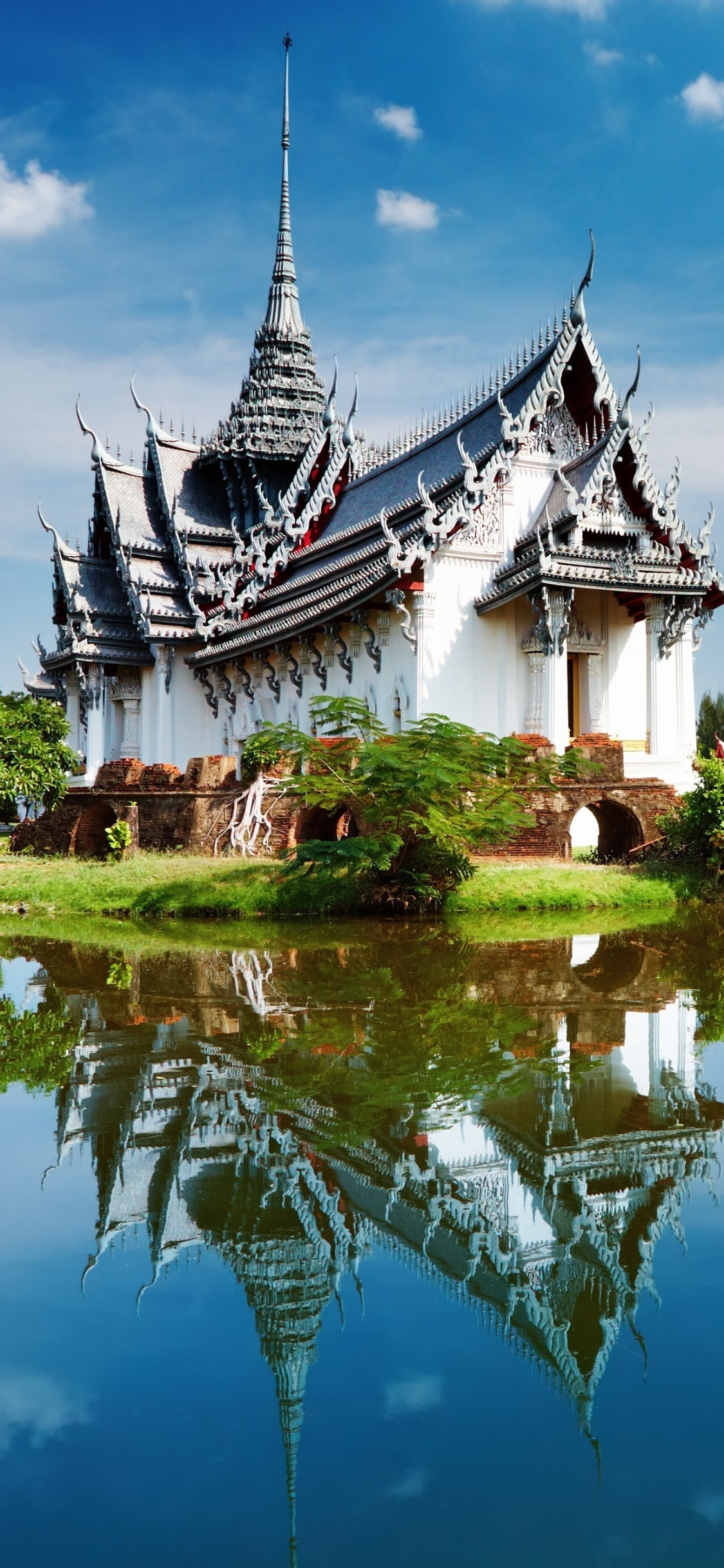 Обои отражение, природа, китайская архитектура, водный путь, парк в разрешении 1125x2436