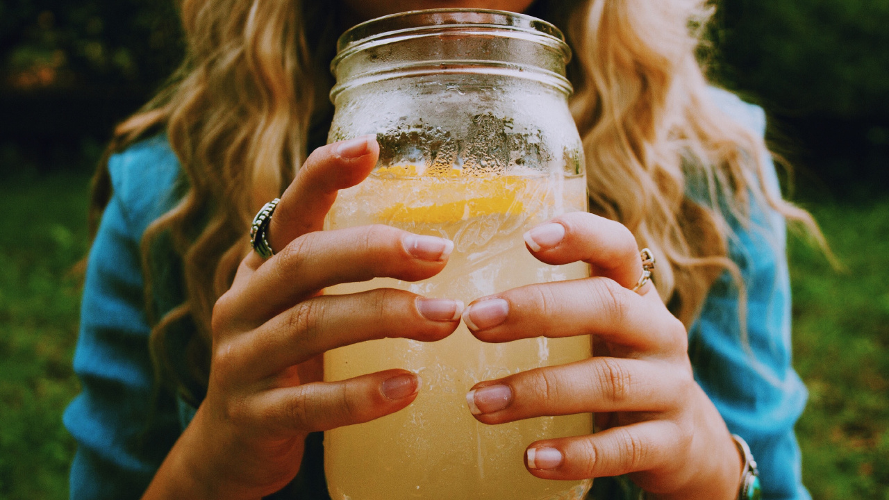 Обои банка мейсона, напиток, питье, палец, ноготь в разрешении 1280x720