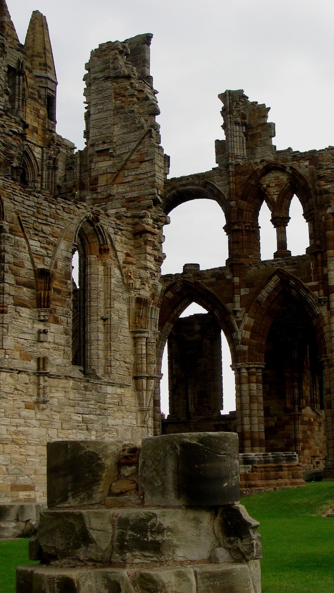 Обои аббатство Уитби, средневековая архитектура, развалины, аббатство, древняя история в разрешении 1080x1920