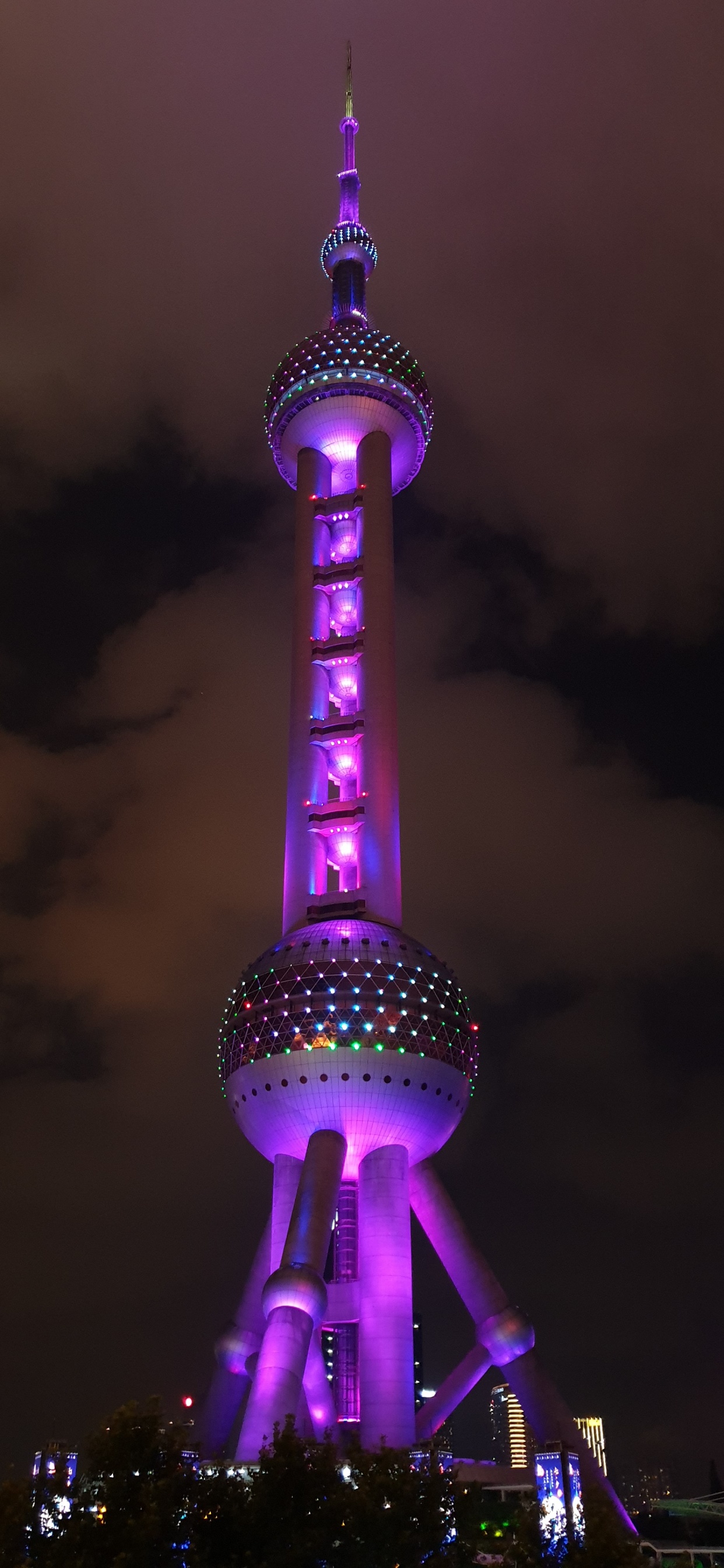Обои город, туризм, вышка, свет, пурпур в разрешении 1242x2688