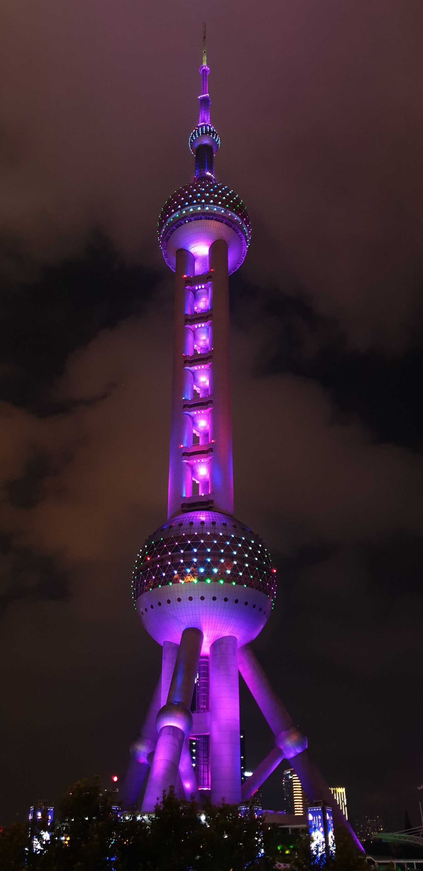 Обои город, туризм, вышка, свет, пурпур в разрешении 1440x2960