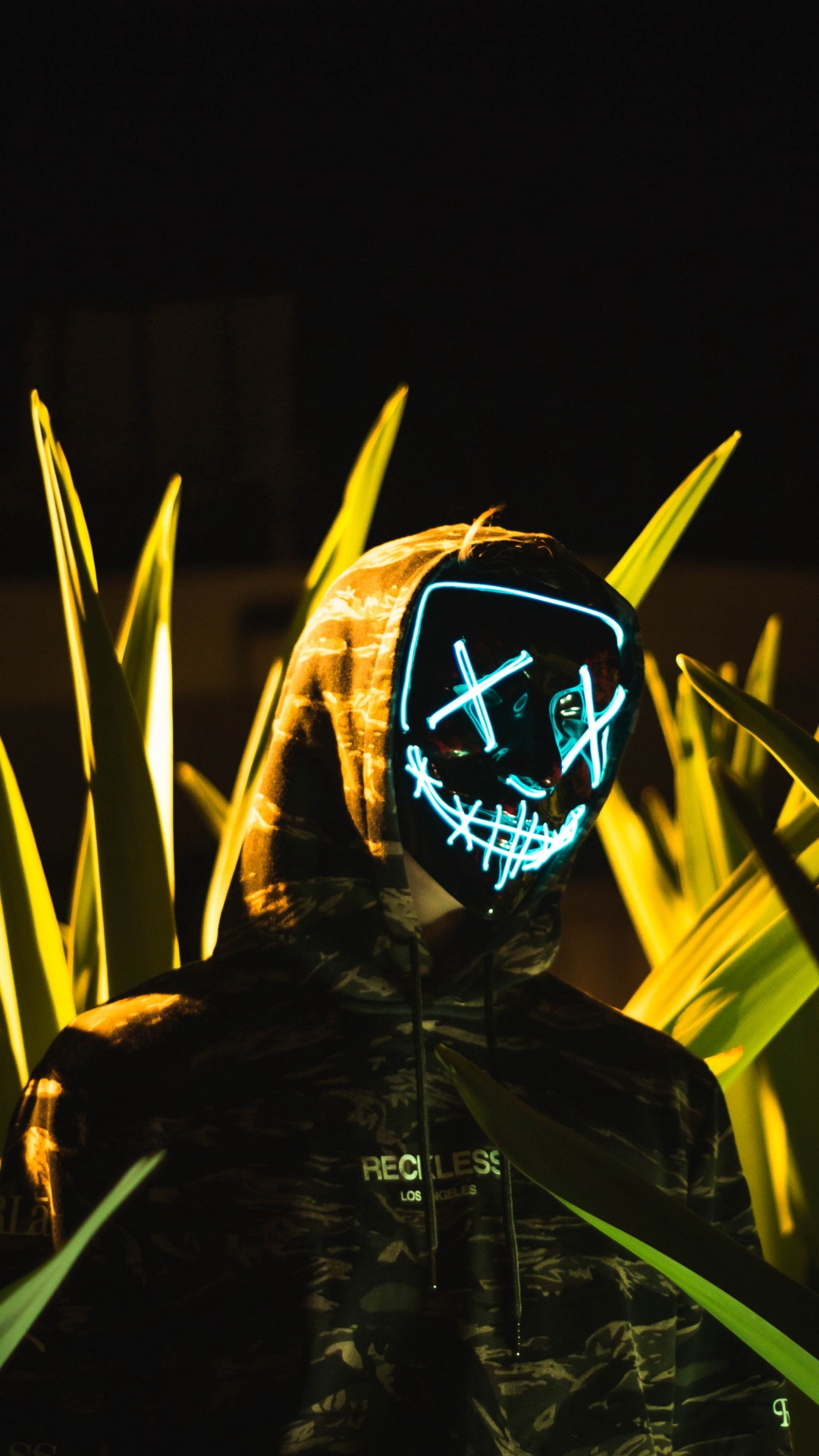 Обои анонимный свет, свет, анонимность, арт, электрик в разрешении 1080x1920