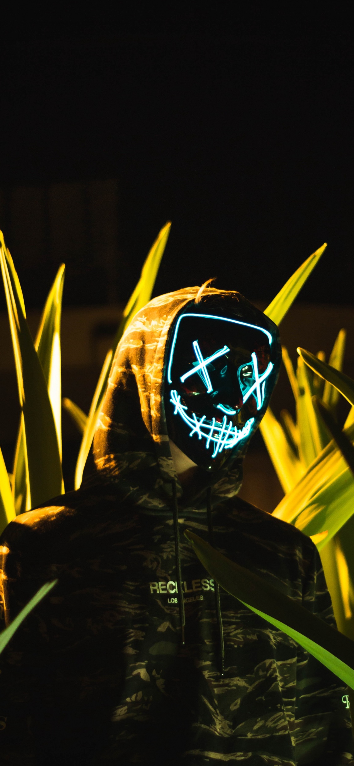 Обои анонимный свет, свет, анонимность, арт, электрик в разрешении 1125x2436