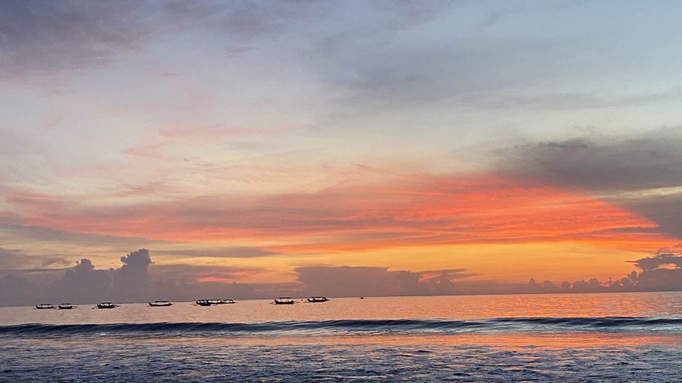 Обои вода, жидкость, жидкий, сумрак, облако в разрешении 1366x768