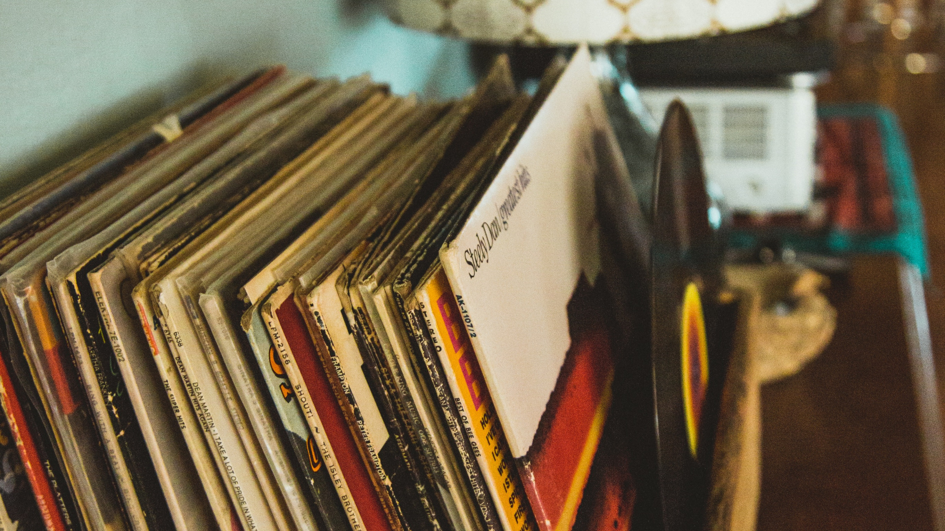 Обои граммофонная пластинка, книга, публикация, комната, коллекция в разрешении 1920x1080
