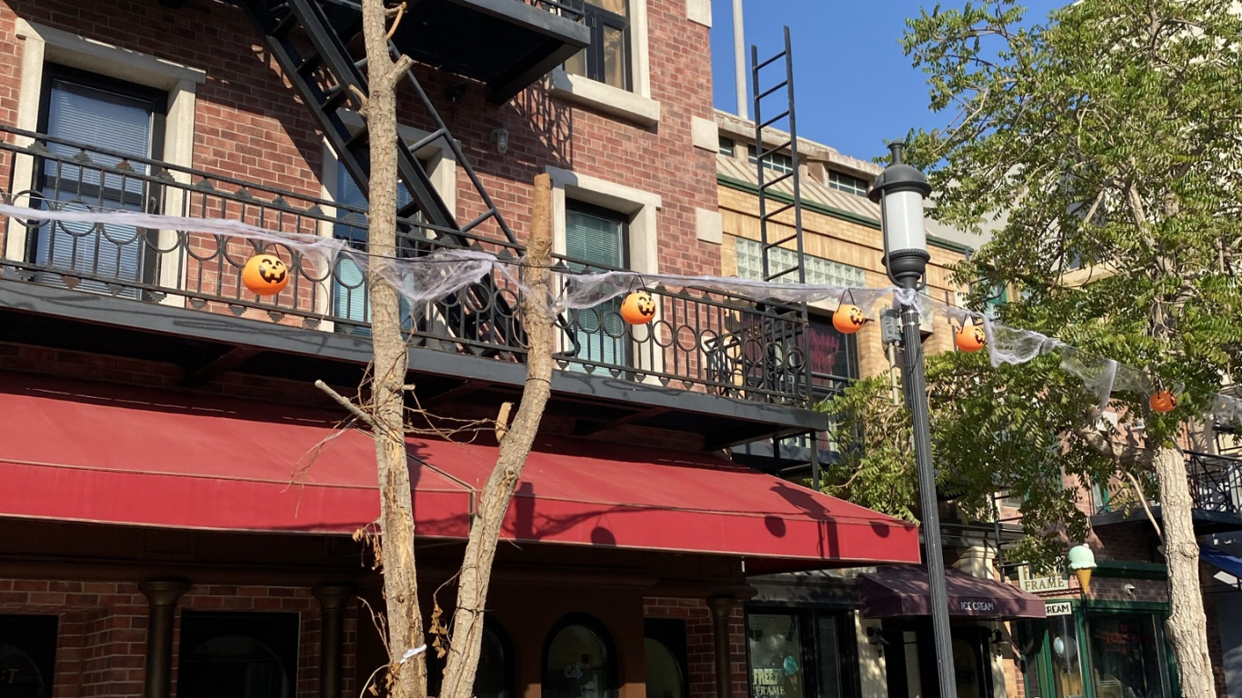 Обои город, окно, музыкальный инструмент, здание, городок в разрешении 1366x768