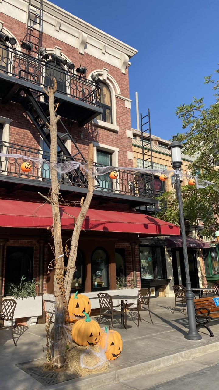 Обои город, окно, музыкальный инструмент, здание, городок в разрешении 720x1280