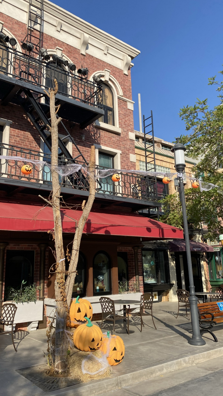 Обои город, окно, музыкальный инструмент, здание, городок в разрешении 750x1334