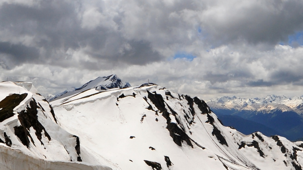 Обои горный рельеф, гора, облако, снег, горный хребет в разрешении 1280x720