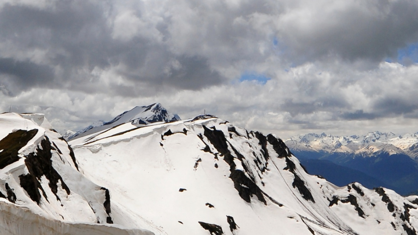 Обои горный рельеф, гора, облако, снег, горный хребет в разрешении 1366x768