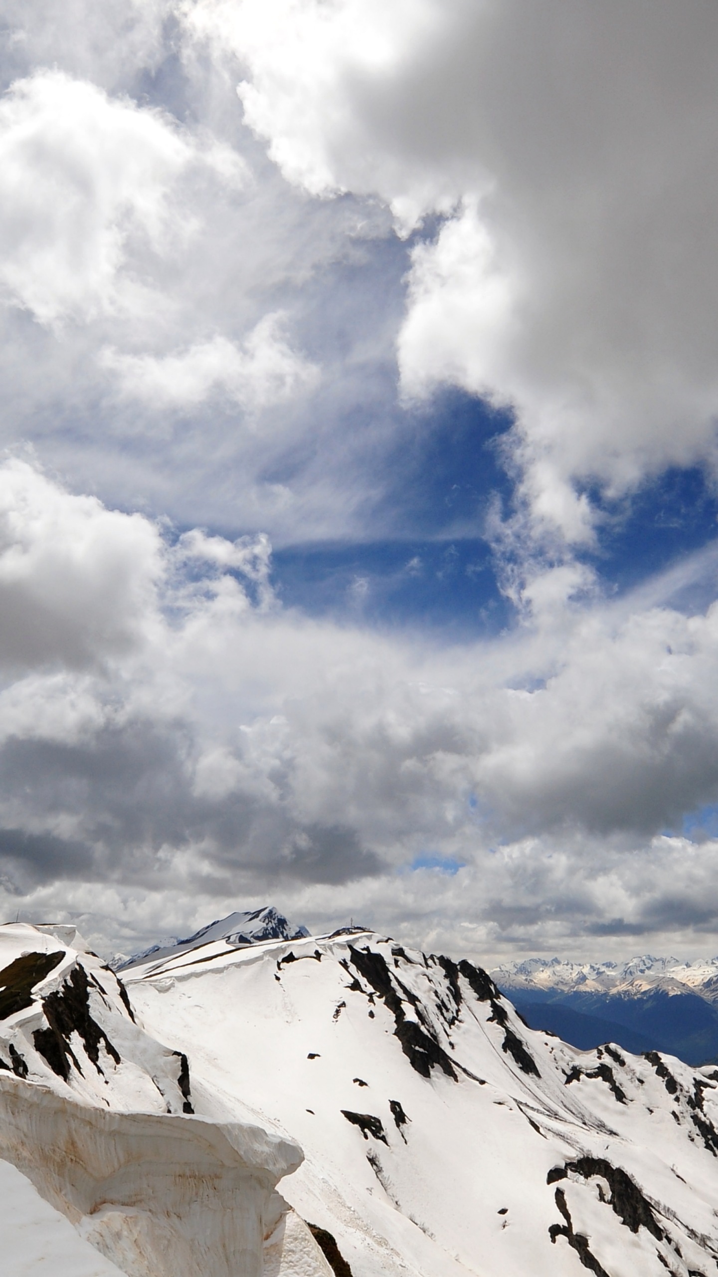 Обои горный рельеф, гора, облако, снег, горный хребет в разрешении 1440x2560