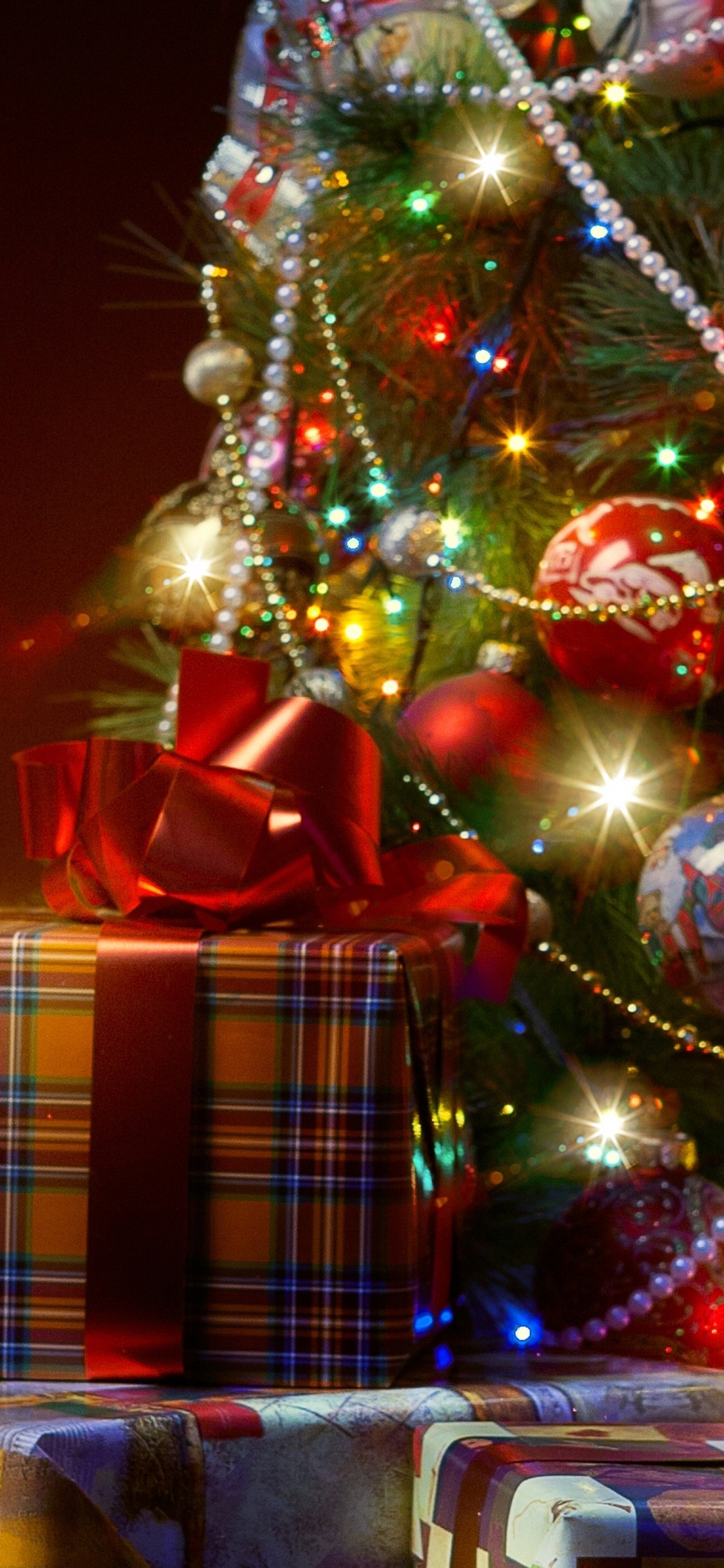 Обои Рождественский день, Новый год, елка, Рождественские украшения, праздник в разрешении 1125x2436