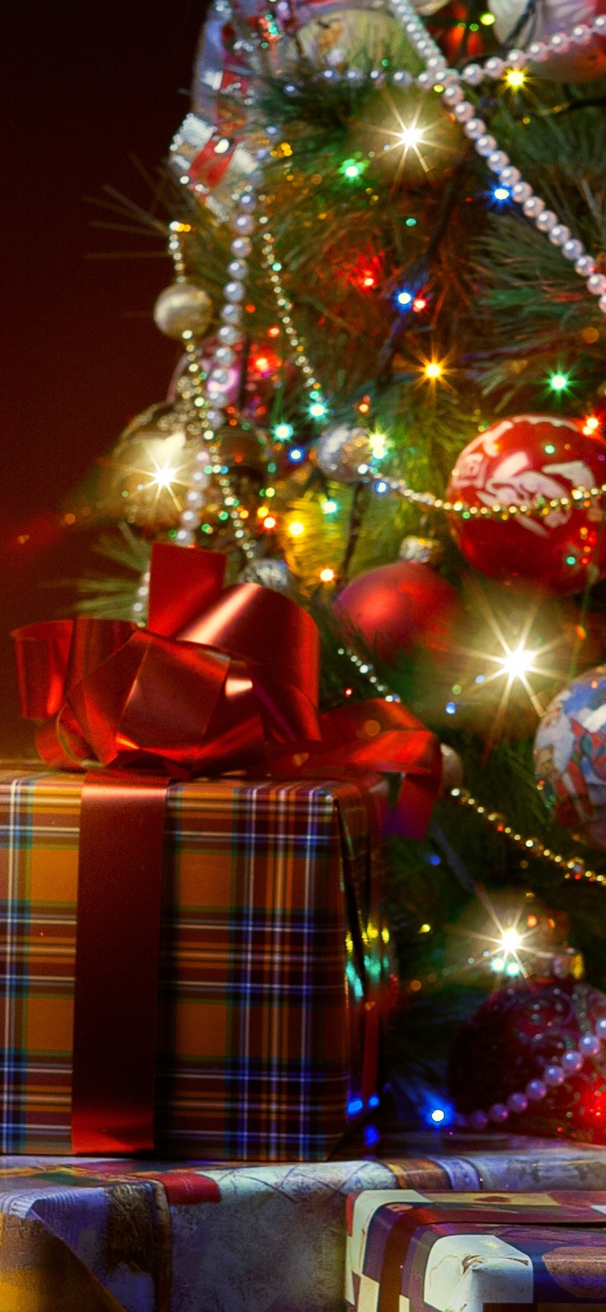 Обои Рождественский день, Новый год, елка, Рождественские украшения, праздник в разрешении 1242x2688