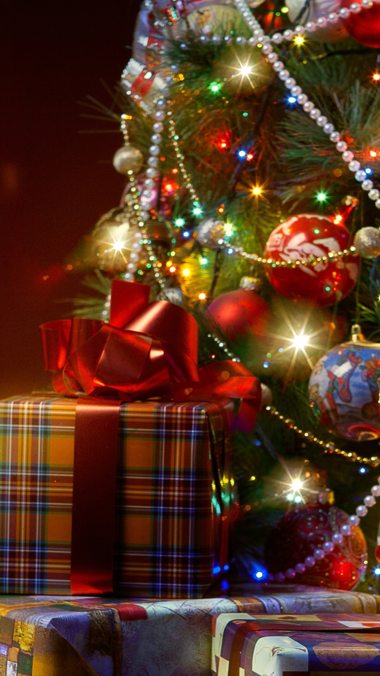 Обои Рождественский день, Новый год, елка, Рождественские украшения, праздник в разрешении 1440x2560