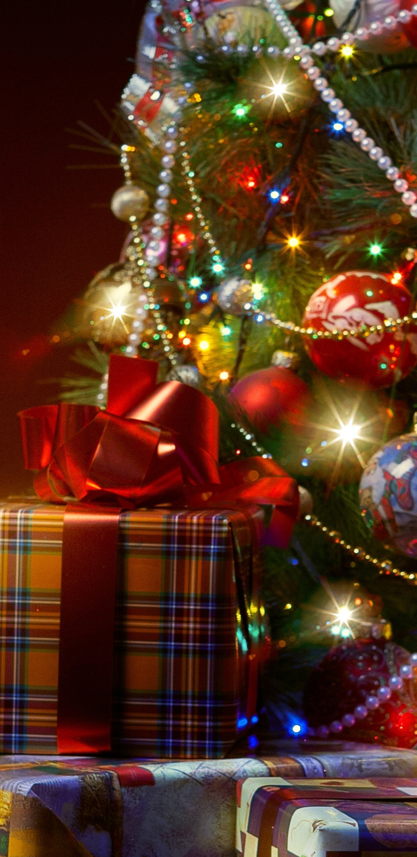 Обои Рождественский день, Новый год, елка, Рождественские украшения, праздник в разрешении 1440x2960