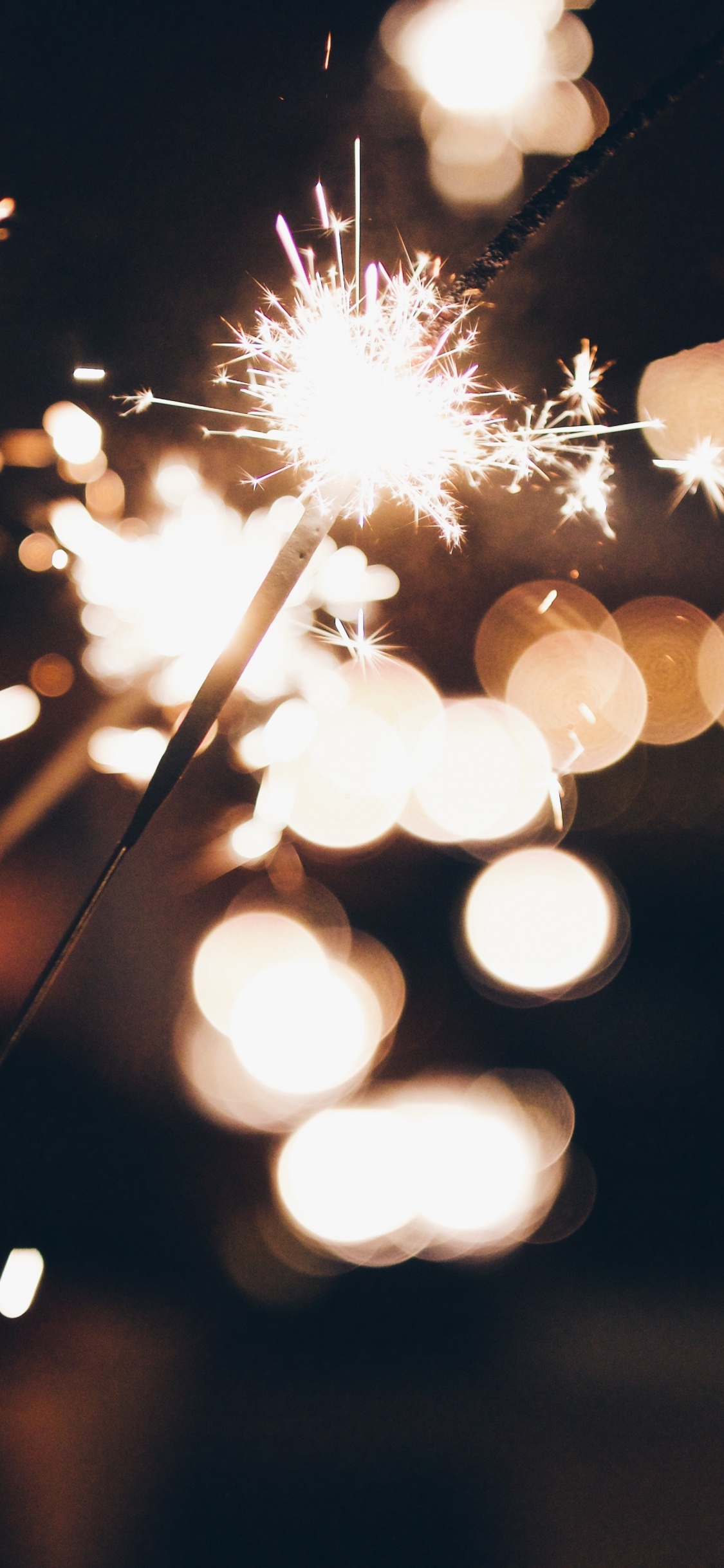 Обои огонь, салют, бенгальский огонь, свет, освещение в разрешении 1125x2436