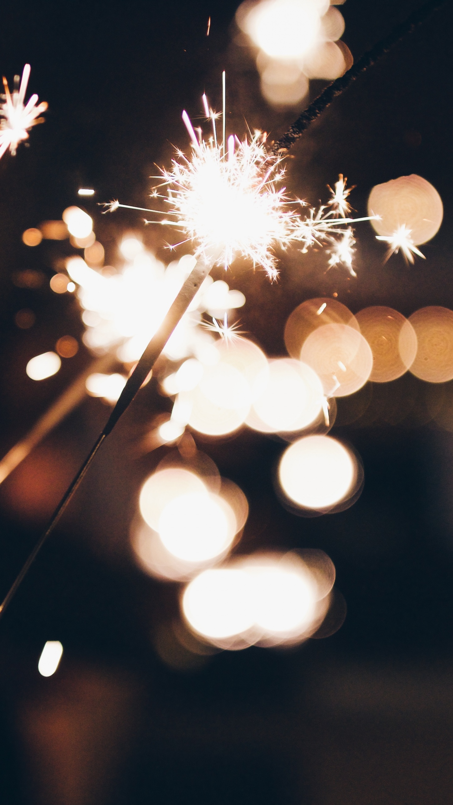 Обои огонь, салют, бенгальский огонь, свет, освещение в разрешении 1440x2560