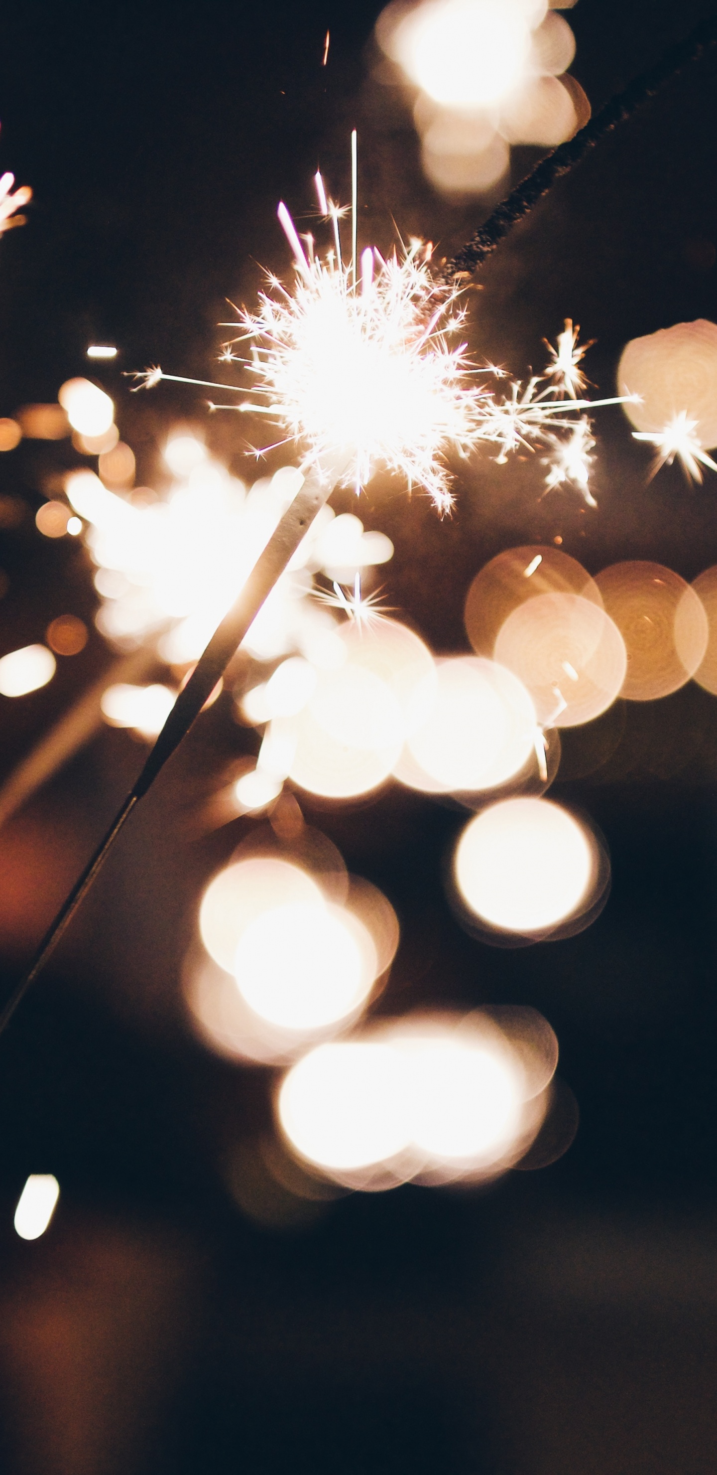 Обои огонь, салют, бенгальский огонь, свет, освещение в разрешении 1440x2960