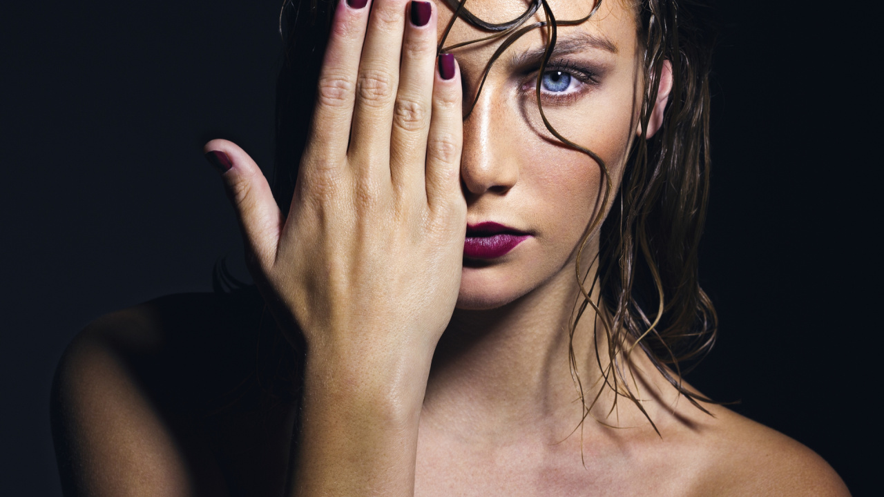 Обои женщины рука об руку, татуировка, лицо, палец, губа в разрешении 1280x720