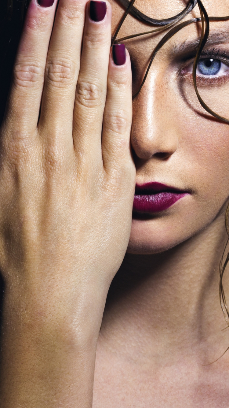 Обои женщины рука об руку, татуировка, лицо, палец, губа в разрешении 750x1334