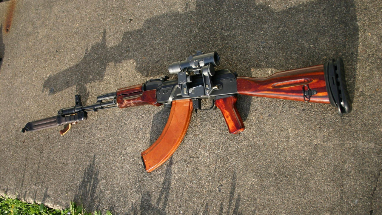 Обои АК-47, карабин M4, орудие, огнестрельное оружие, винтовка в разрешении 1280x720