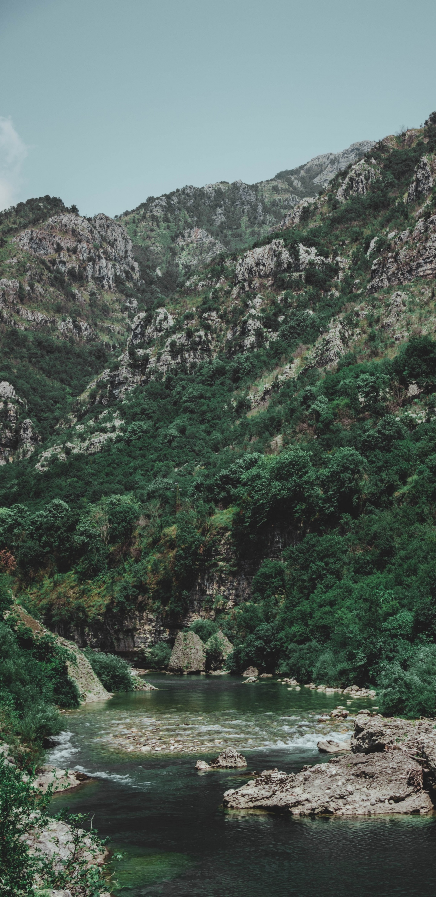 Обои вода, природа, дикая местность, природный заповедник, горный рельеф в разрешении 1440x2960