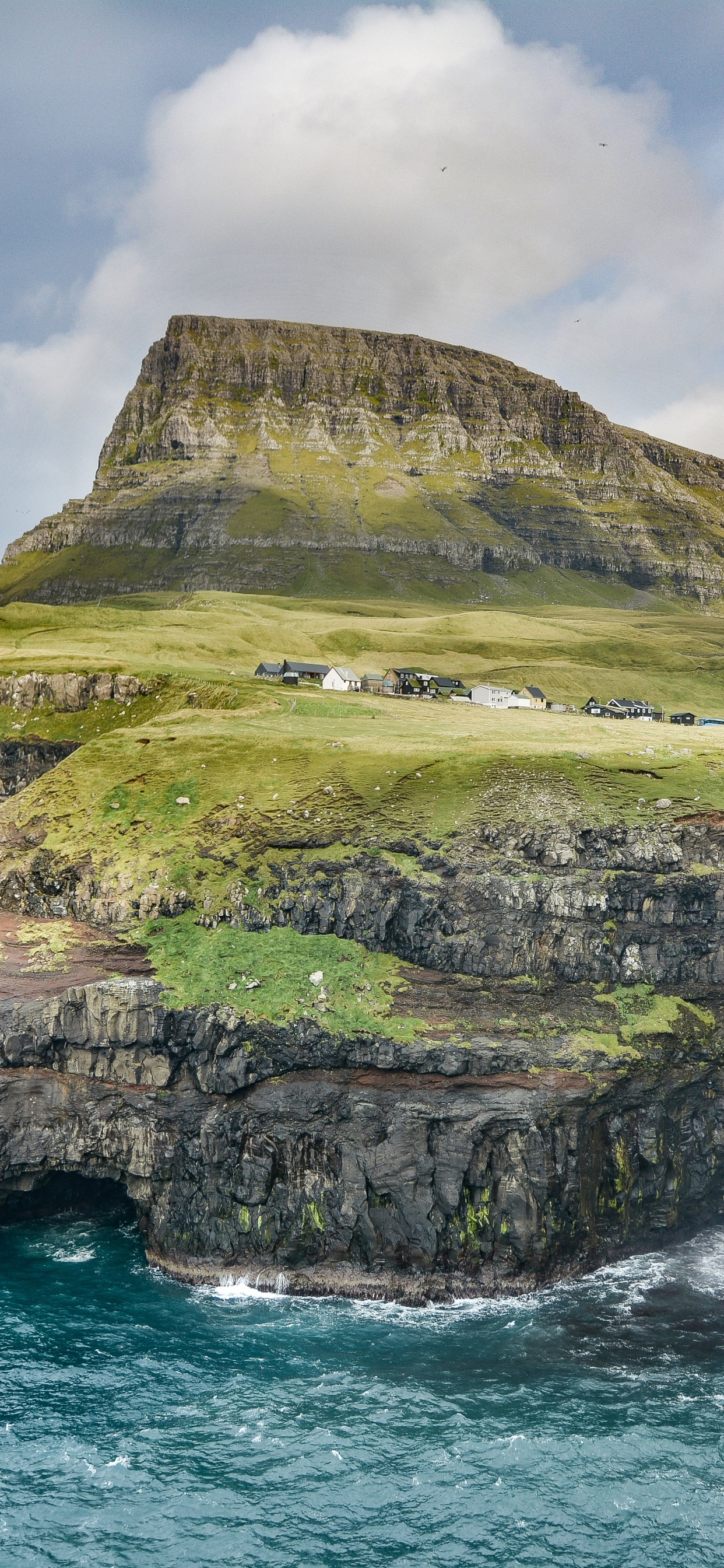 Обои Водопад Mlafossur, водопад, Исландия, природа, обрыв в разрешении 1242x2688