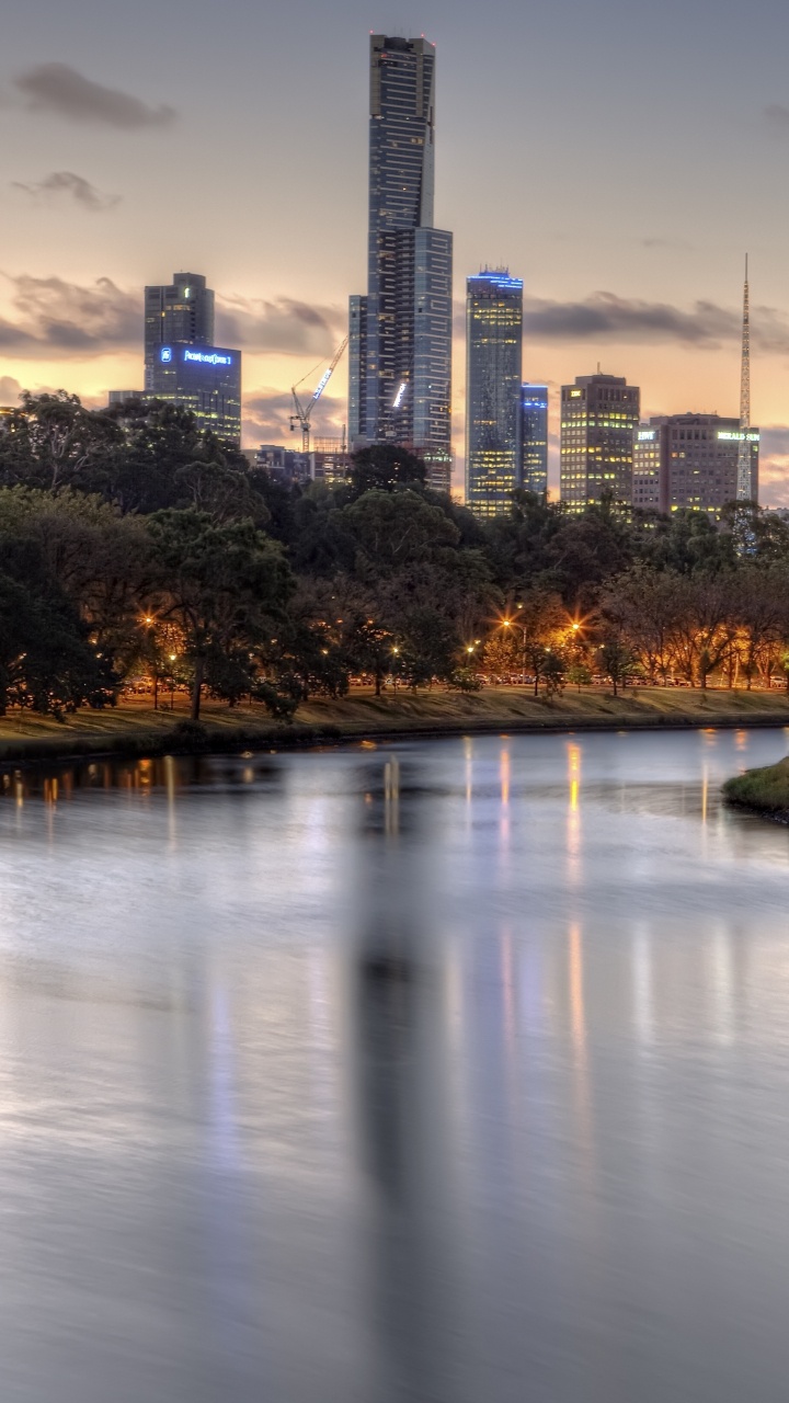 Обои городской пейзаж, отражение, город, линия горизонта, реки в разрешении 720x1280