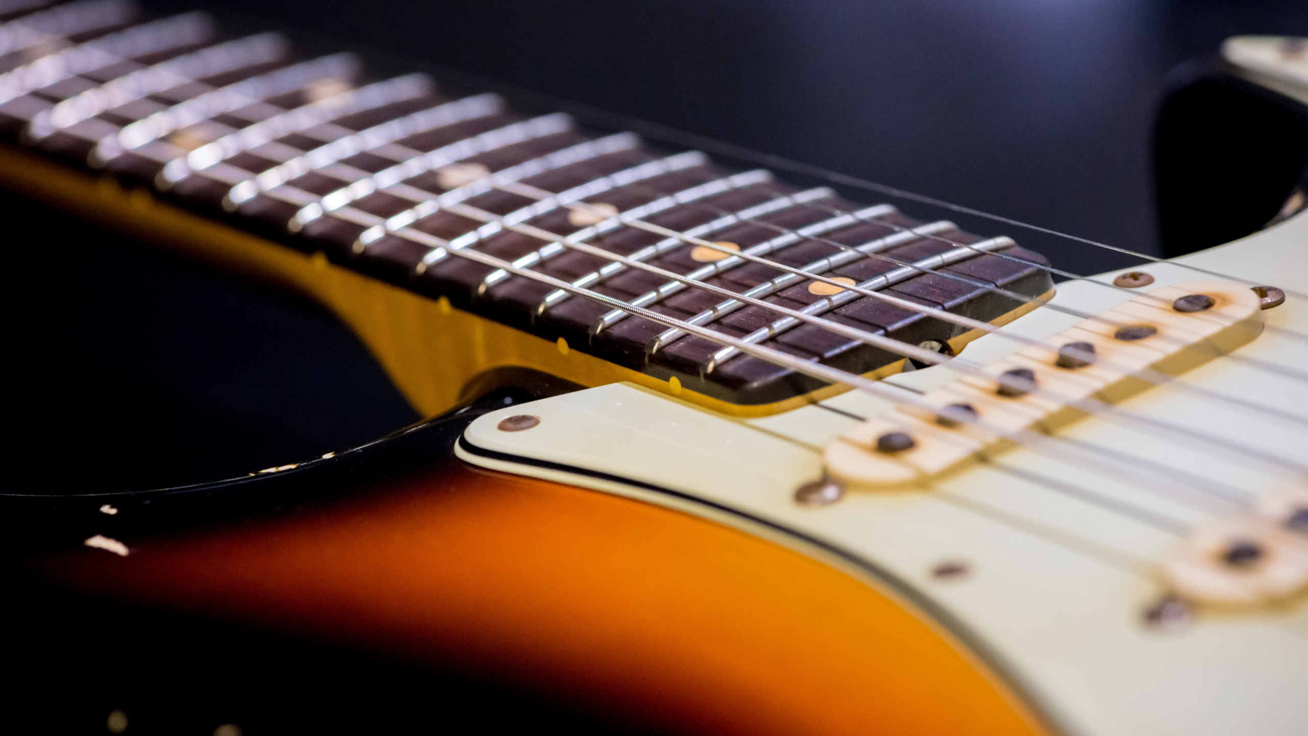 Обои электрогитара, гитара, басгитара, струнный инструмент, акустическая гитара в разрешении 2560x1440