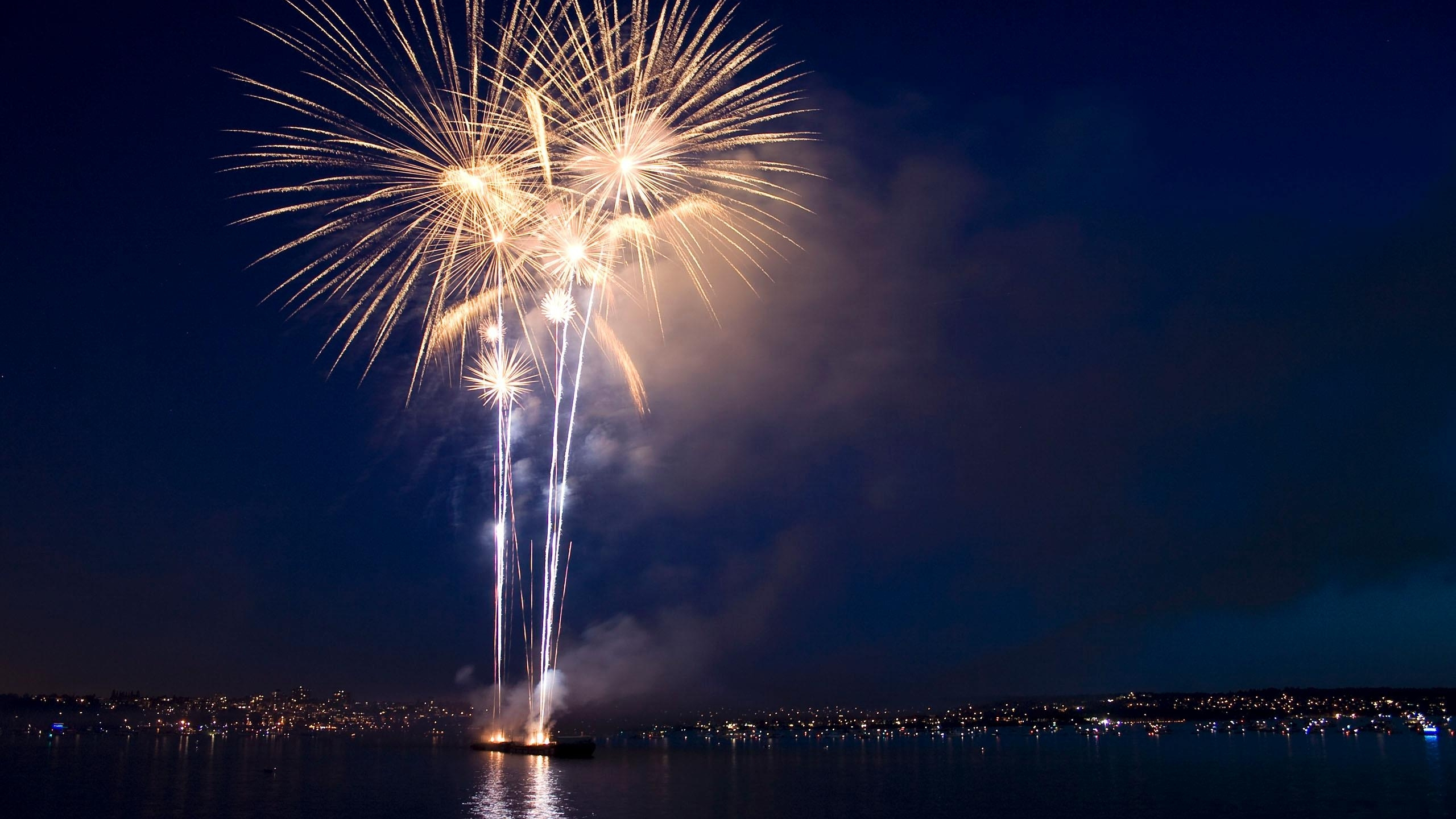 Обои канун Нового года, Новый год, салют, ночь, событие в разрешении 2560x1440