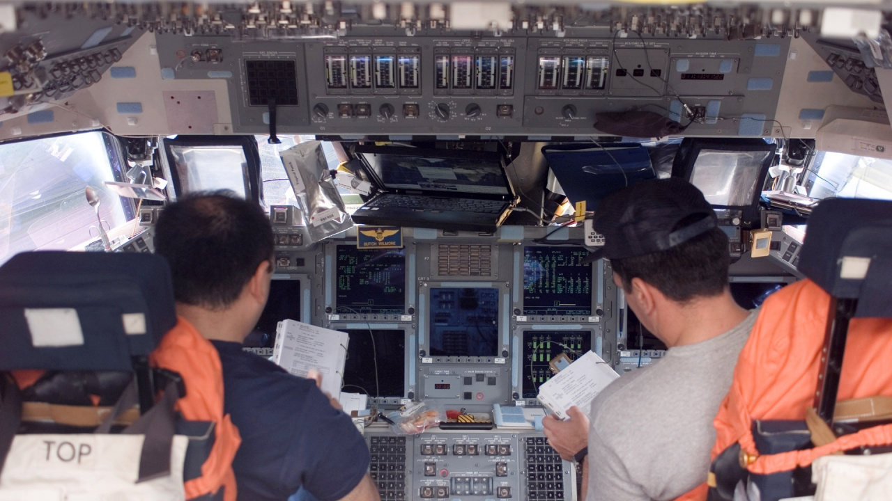 Обои программы космических челноков, кубрик, космический челнок discovery, space shuttle, НАСА в разрешении 1280x720